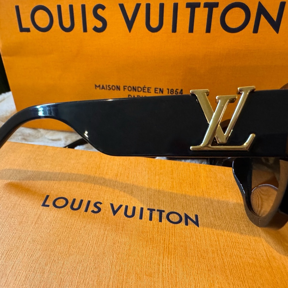 AUTHENTIC Louis Vuitton Icon Cat Eye Sunglasses - Picture 7 of 12